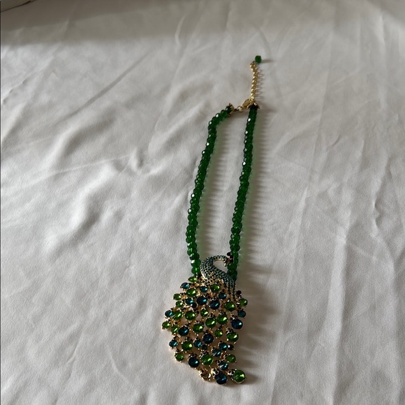Elegant Green and Gold Necklace with Intricate Design - Picture 3 of 5